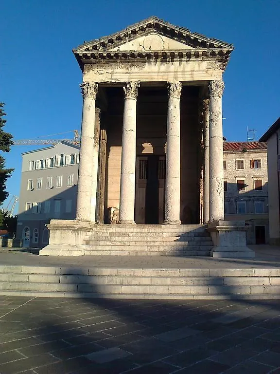Apartment For Holidays In Pula