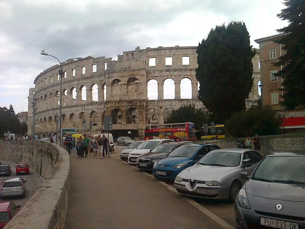 Apartment For Holidays In Pula 0*,  Kroatien